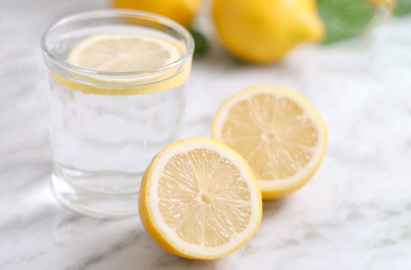 Питье вода с лимоном. Лимонная вода. Стакан воды с лимоном. Лимон. Водичка с лимоном.
